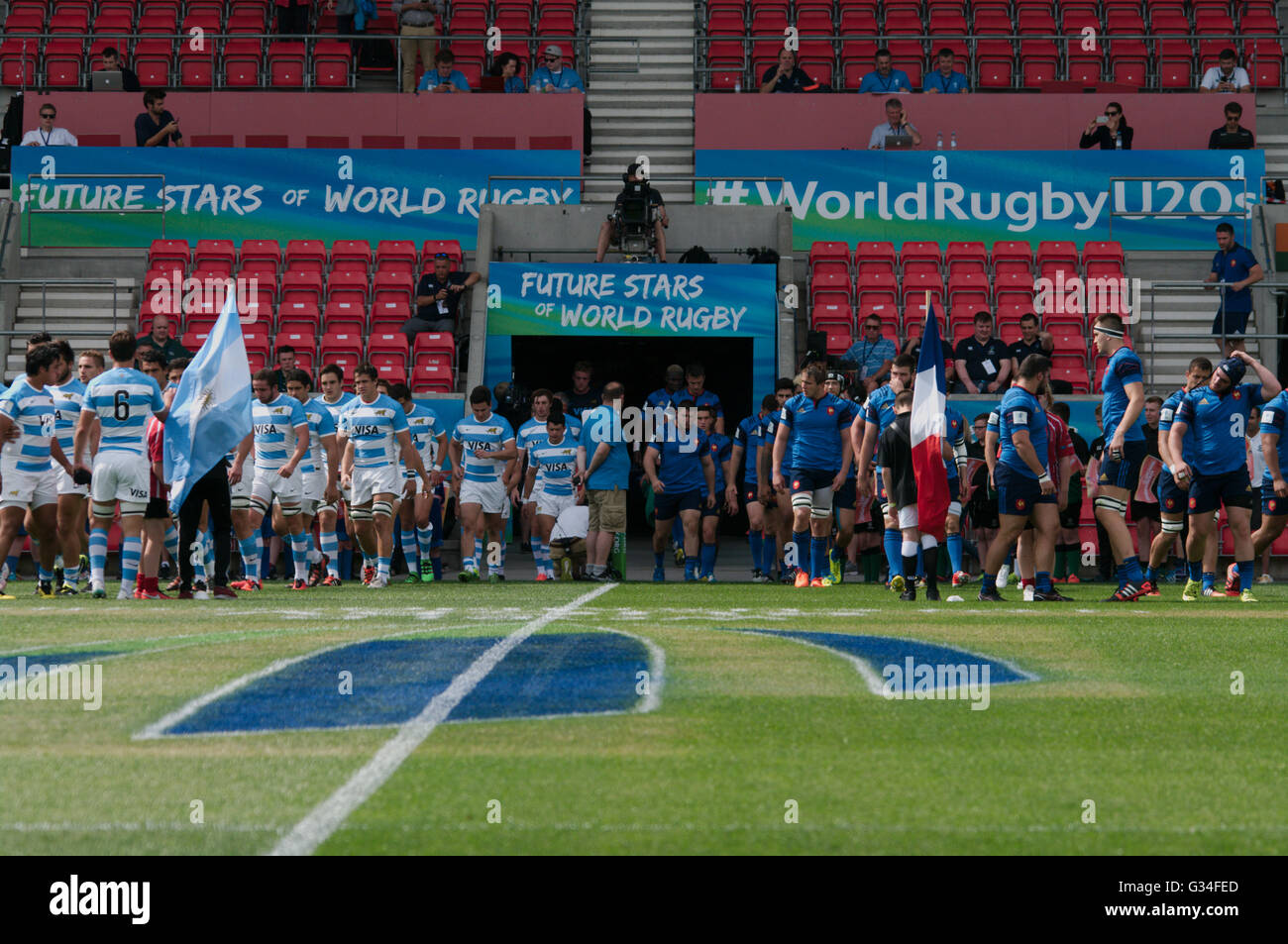 Salford, UK, 7. Juni 2016, die Teams von Argentinien und Frankreich zu Fuß auf den Rasen, bevor ein pool Match in der Welt Rugby U20 Meisterschaft 2016 AJ Bell Stadium. Credit: Colin Edwards/Alamy leben Nachrichten Stockfoto