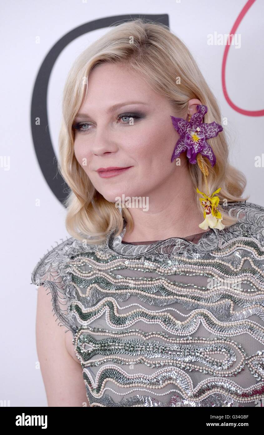 Kirsten Dunst im Ankunftsbereich für 2016 CFDA Fashion Awards - Teil2, Hammerstein Ballroom in Manhattan Center, New York, NY 6. Juni 2016. Foto von: Kristin Callahan/Everett Collection Stockfoto