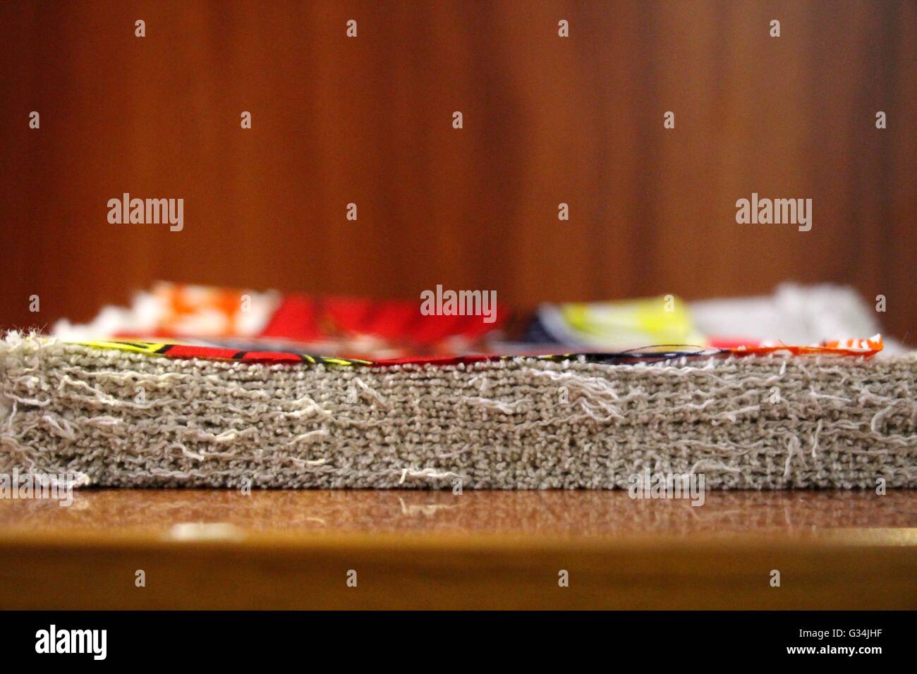 Binzhou, Binzhou, CHN. 8. Juni 2016. Binzhou, China - 6. Juni 2016: (Nur zur redaktionellen Verwendung. CHINA aus) A Unternehmen Binzhou 1,5 cm dicken Tuch erfolgreich durchgeführt und ist für Guinness World Records bewerben. © SIPA Asien/ZUMA Draht/Alamy Live-Nachrichten Stockfoto