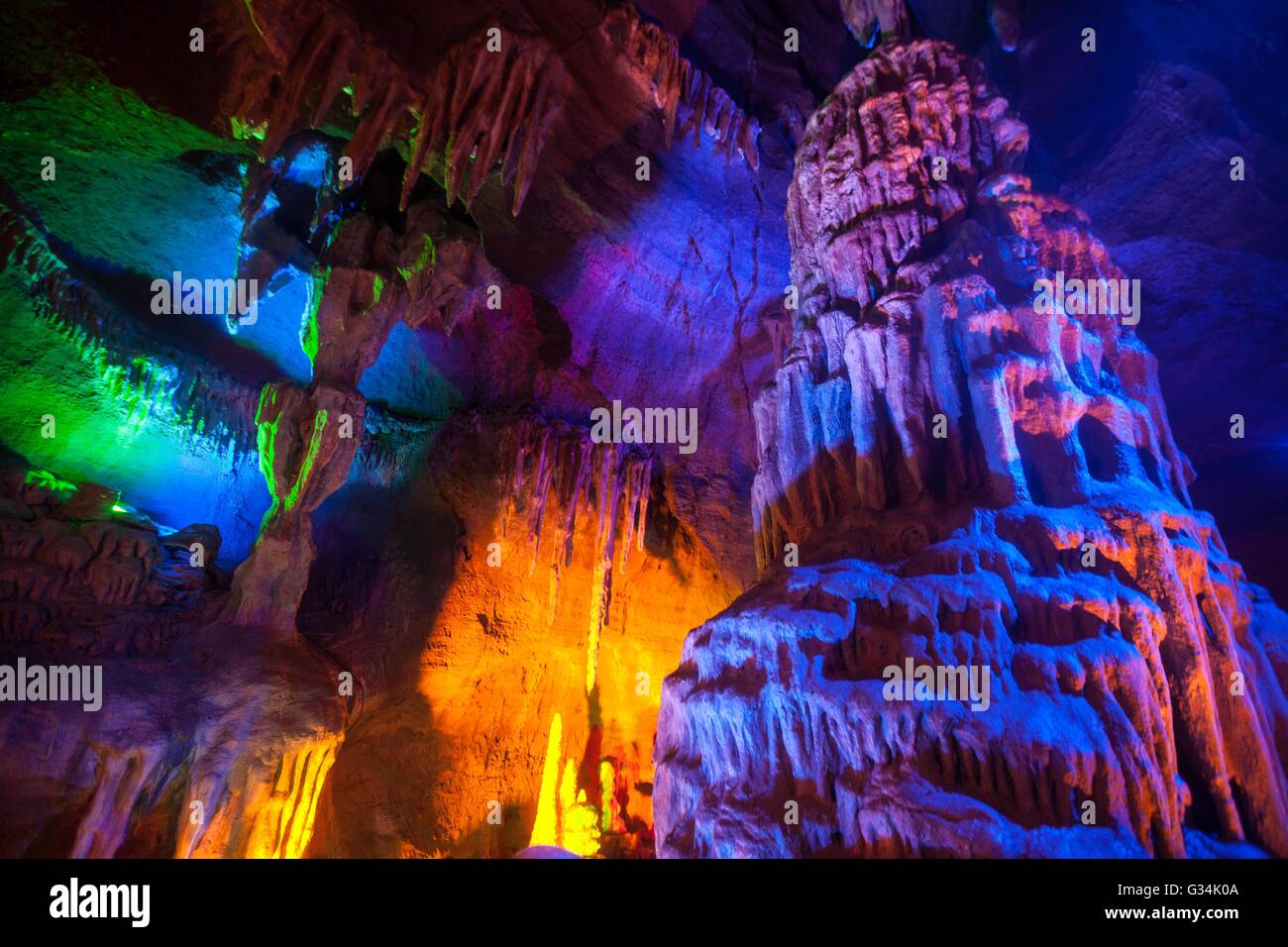 Yishui. 7. Juni 2016. Foto aufgenommen am 7. Juni 2016 zeigt die Landschaft eine Karsthöhle unter Longgang Berg in Yishui, Ost-China Shandong Provinz. Die Höhle hat eine Gesamtlänge von 6.100 Meter. Bildnachweis: Chen Junqing/Xinhua/Alamy Live-Nachrichten Stockfoto
