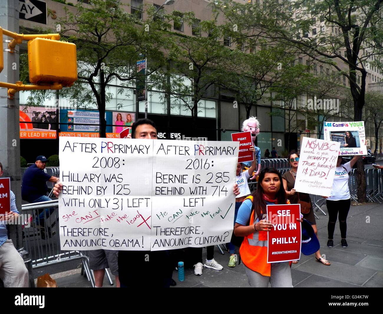 New York, Vereinigte Staaten von Amerika. 7. Juni 2016. Rallye für Bernie in New York die unfairen Wahlberichterstattung durch Medien zu protestieren. Die Kundgebung wurde um 45 bitte Rockefeller, New York City statt. Es gibt Grund für die Rallye die begann um 17:00 und bis ca. 11:30 heute Abend läuft. Neben die Abstimmung zu unterdrücken, setzt dies eine falsche Erzählung, der das Rennen vorbei ist, obwohl super Delegierten nicht tatsächlich bis zur Convention zu stimmen und ihre Vorliebe ändern können. Bildnachweis: Mark Apollo/Pacific Press/Alamy Live-Nachrichten Stockfoto