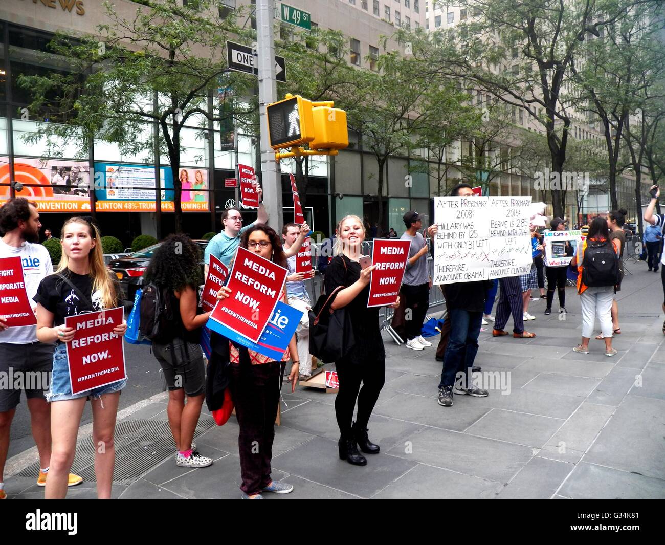 New York, Vereinigte Staaten von Amerika. 7. Juni 2016. Rallye für Bernie in New York die unfairen Wahlberichterstattung durch Medien zu protestieren. Die Kundgebung wurde um 45 bitte Rockefeller, New York City statt. Es gibt Grund für die Rallye die begann um 17:00 und bis ca. 11:30 heute Abend läuft. Neben die Abstimmung zu unterdrücken, setzt dies eine falsche Erzählung, der das Rennen vorbei ist, obwohl super Delegierten nicht tatsächlich bis zur Convention zu stimmen und ihre Vorliebe ändern können. Bildnachweis: Mark Apollo/Pacific Press/Alamy Live-Nachrichten Stockfoto