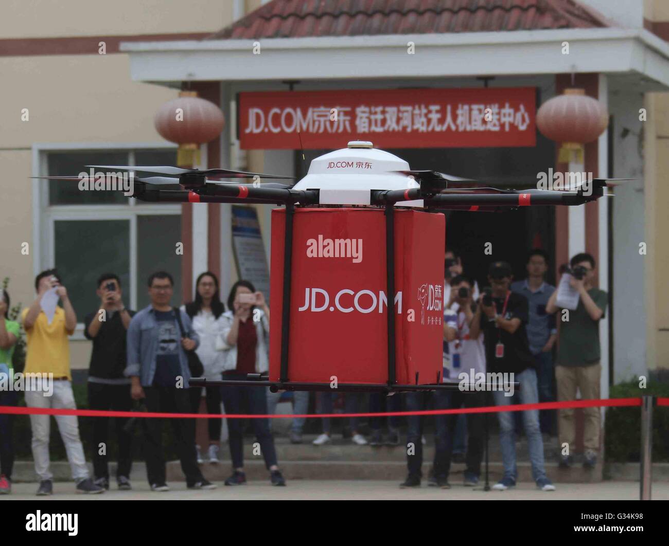 Suqian, China Jiangsu Provinz. 8. Juni 2016. Eine Drohne der chinesische e-Commerce Händler JD.com fliegt für eine Aufgabe waren zwischen Distributionszentren in Tiantong'an Dorf von Suqian City, Ost-China Jiangsu Province, 8. Juni 2016 zu vermitteln. JD.com zum ersten Mal versucht, waren von einer Drohne aus Tiantong'an Dorf Sunzhuang Village in Suqian vermitteln. Die Drohne wurde entwickelt, um eine feste Route innerhalb der genehmigten Luftraum fliegen. © Xing Guangli/Xinhua/Alamy Live-Nachrichten Stockfoto