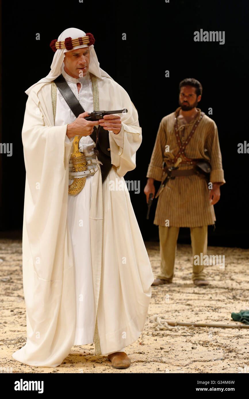 Chichester, UK. 7. Juni 2016. Joseph Fiennes (L) führt als t.e. Lawrence und Nicholas Prasad als Hamaed in "Ross" von Terence Rattigan bei einem Fototermin am Chichester Festival Theatre in Chichester, West Sussex, UK Dienstag, 7 Juni, 2016.The Stück unter der Regie von Adrian Noble und produziert durch das Chicehster-Festival-Theater zeigt bis Juni 25.   Bildnachweis: Luke MacGregor/Alamy Live-Nachrichten Stockfoto