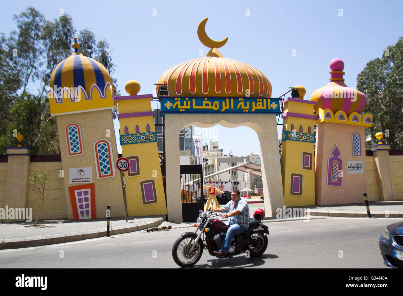 Beirut Libanon. 8. Juni die Straßen von Beirut sind im islamischen Mond Halbmonde eingerichtet, als die muslimische Gemeinschaft des Heiligen Monats Ramadan beobachtet mit Fasten von der Dämmerung bis zum Morgengrauen Credit: Amer Ghazzal/Alamy Live-Nachrichten Stockfoto