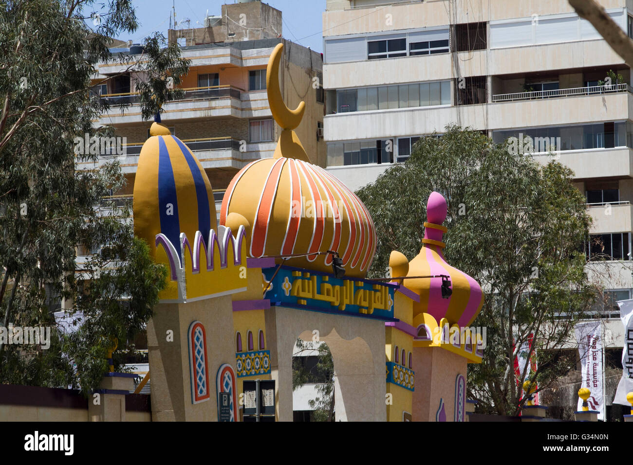 Beirut Libanon. 8. Juni die Straßen von Beirut sind im islamischen Mond Halbmonde eingerichtet, als die muslimische Gemeinschaft des Heiligen Monats Ramadan beobachtet mit Fasten von der Dämmerung bis zum Morgengrauen Credit: Amer Ghazzal/Alamy Live-Nachrichten Stockfoto