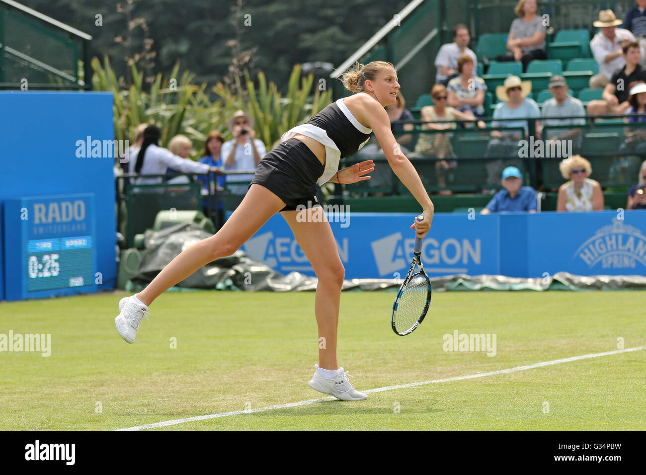 Tenniszentrum Nottingham, Nottingham, UK. 8. Juni 2016. Aegon WTA Nottingham Tag der offenen Tür 5. Karolina Pliskova Tschechien dienen, Anna Tatishvili USA Kredit: Action Plus Sport/Alamy Live News Stockfoto