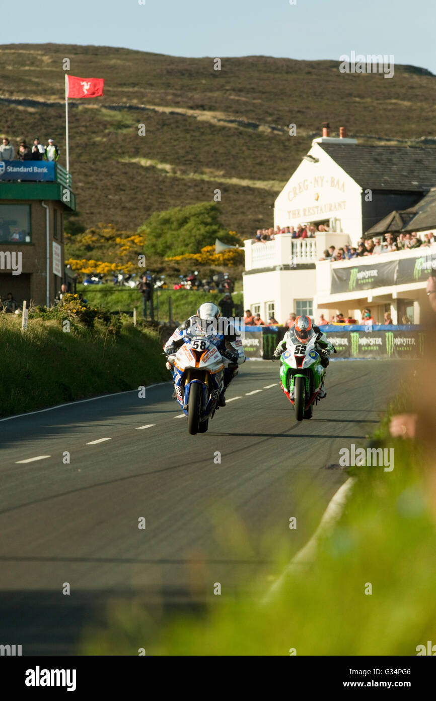 Isle Of Man TT Supersport Motorradrennen 2016, zwei Konkurrenten, die kurz nach der Ecke Creg Na Baa bei 150 km/h unterwegs. Montag, 6. Juni 2016. Stockfoto