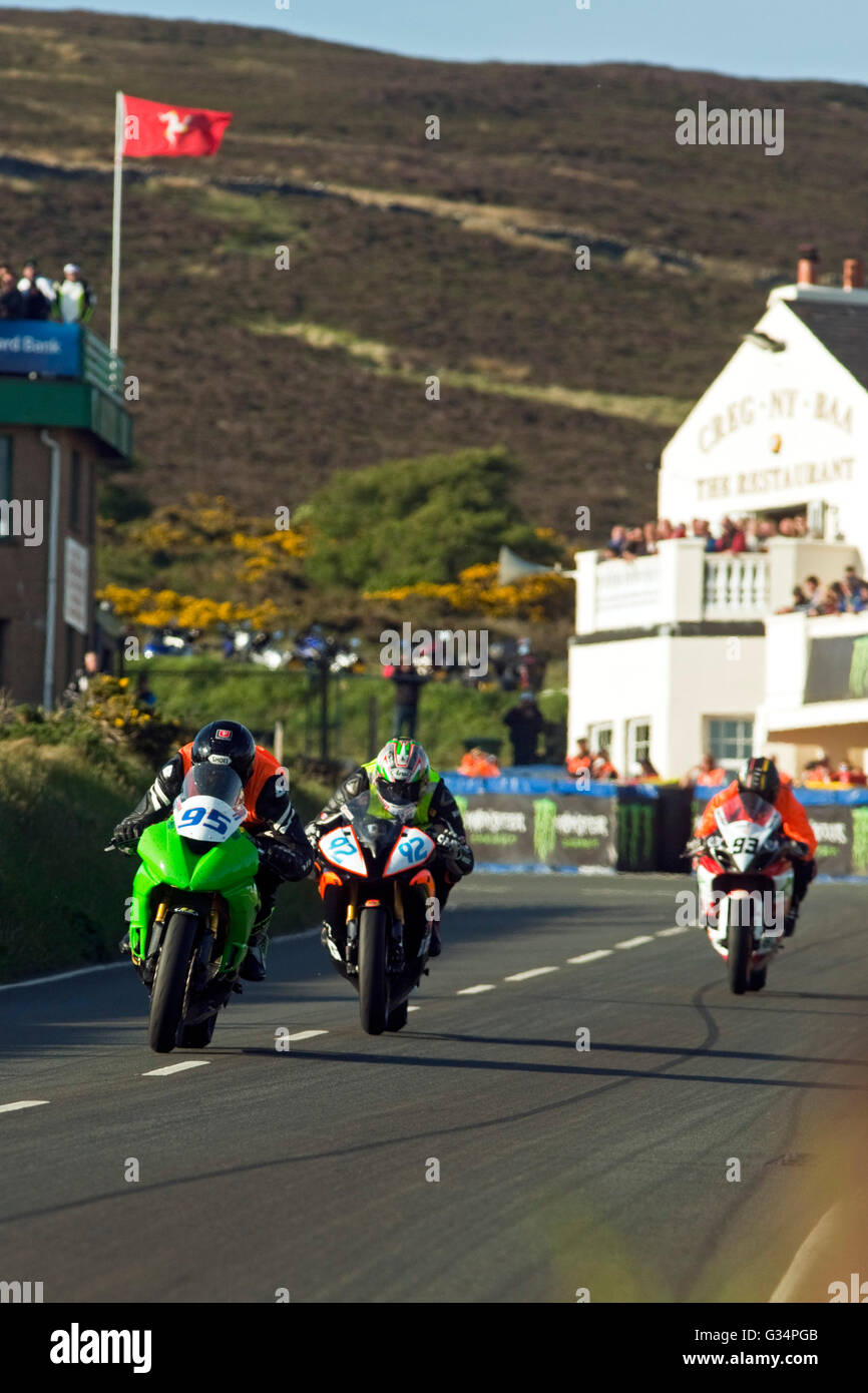 Isle Of Man TT Superbike-Rennen 2016, drei Konkurrenten Reisen bei 150 km/h kurz nach der Creg Ny Baa-Ecke. Samstag, 4. Juni 2016. Stockfoto