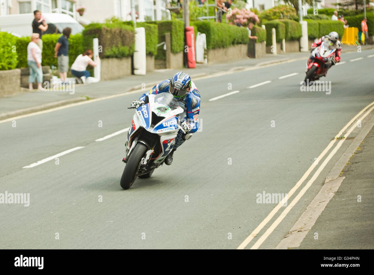 Isle Of Man TT-Rennen 2016 BMW Superbike Motorrad Startnummer 4 geritten von Ian Hutchinson, verfolgt von Honda Nummer 1 von John McGuinness, auf Brae Hügel bei 180 km/h. Samstag, 4. Juni 2016 geritten. Stockfoto