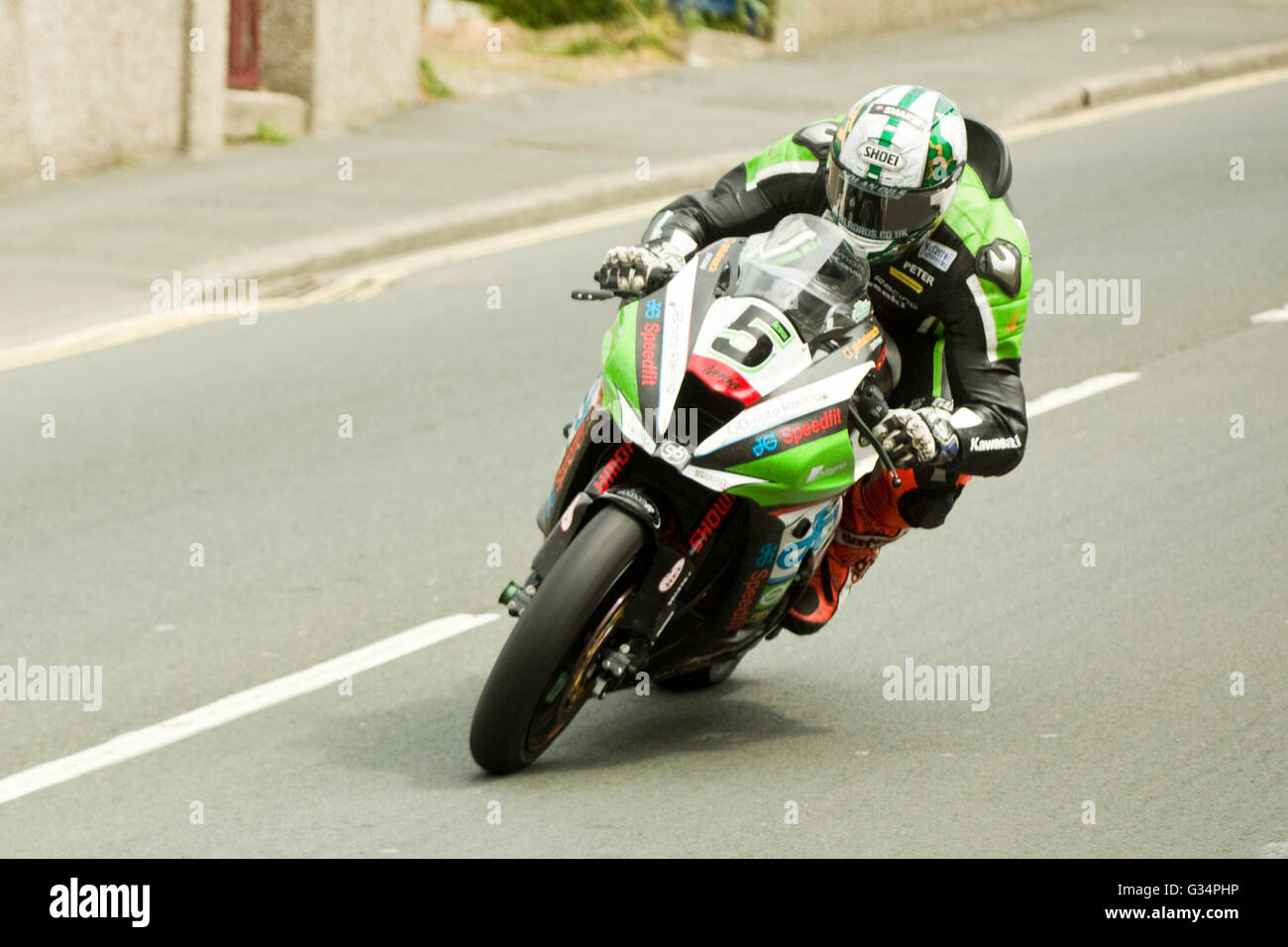 Isle Of Man TT-Rennen 2016 Kawasaki Superbike Motorrad Startnummer 5 von Peter Hickman, gesponsert von GBmoto Racing Kawasaki auf Brae Hügel bei 180 km/h. Samstag 4. Juni geritten. Stockfoto