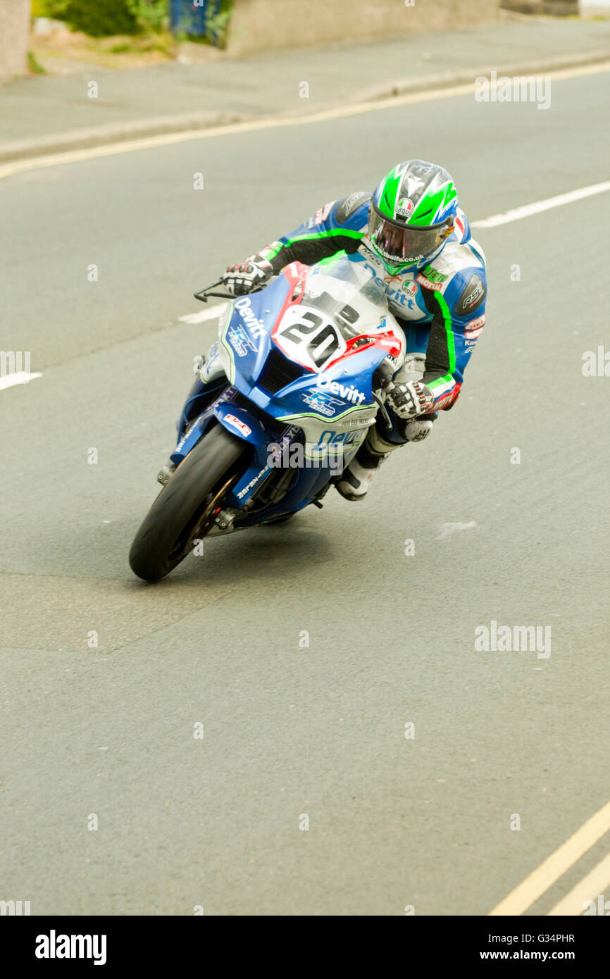 Isle Of Man TT-Rennen 2016 Kawasaki Superstock Motorrad Startnummer 20 von Ivan Lintin, gesponsert von Devitt RC Racing zum Ausdruck bringen, auf Brae Hügel bei 180 km/h. Samstag 4. Juni geritten. Stockfoto