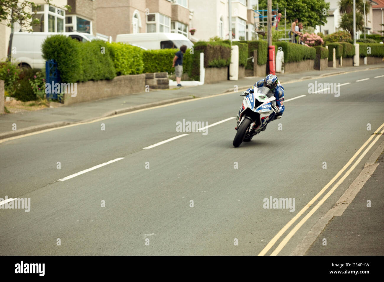 Isle Of Man TT-Rennen 2016 BMW Superbike Motorrad Startnummer 4 von Ian Hutchinson, gesponsert von Tyco BMW auf Brae Hügel bei 180 km/h gefahren.  Samstag, 4. Juni. Stockfoto