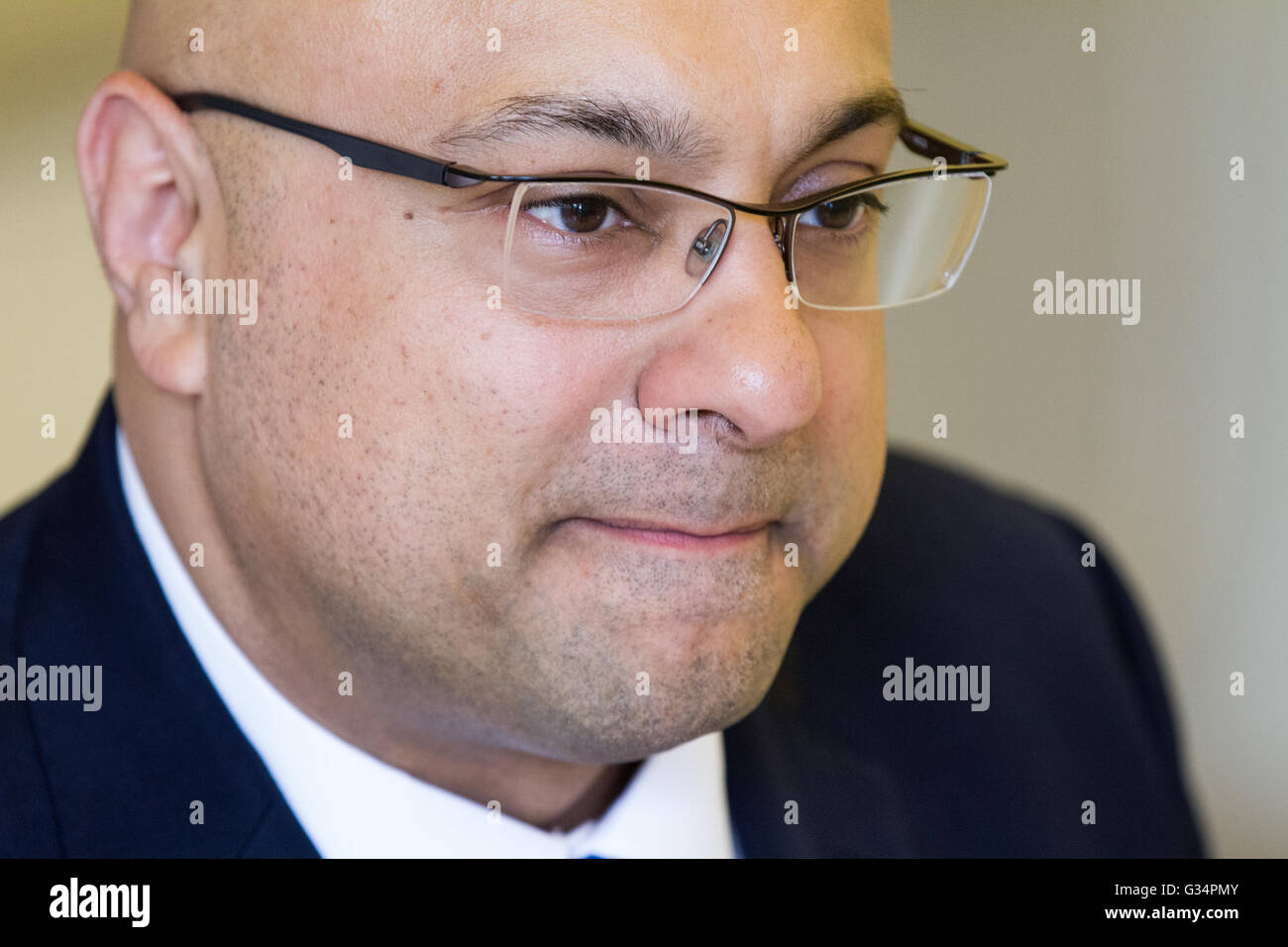 Kanadischer Fernsehjournalist, spricht Ali Velshi Medien vor erhält Ehrendoktorwürde von der Queens University in Kingston, Ontario, am 7. Juni 2016. Stockfoto