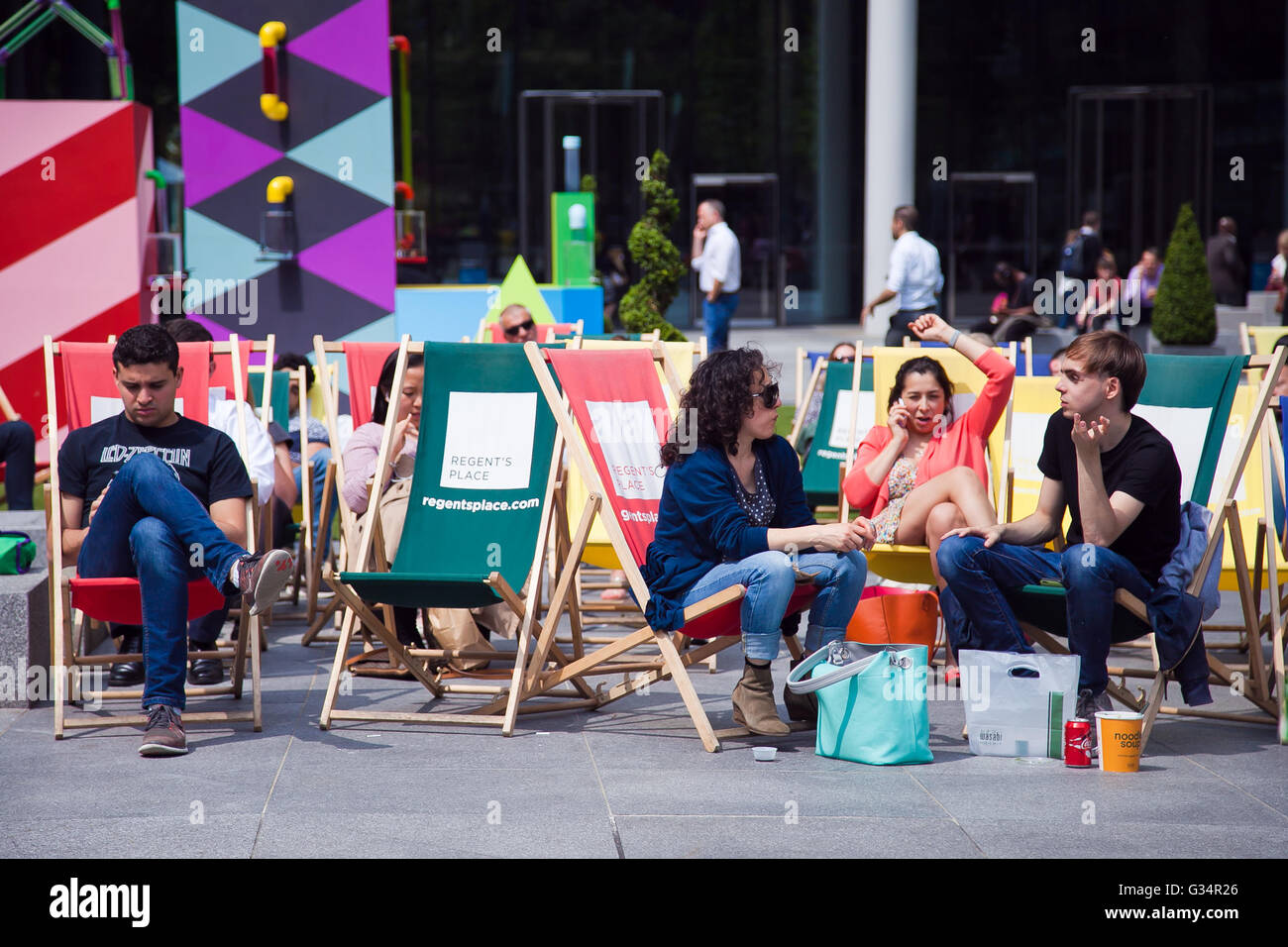 Regents Place, London, UK 8. Juni 2016 - Büroangestellte genießen den Sonnenschein und warmem Wetter auf Regenten Platz in ihrer Mittagspause. Bildnachweis: Dinendra Haria/Alamy Live-Nachrichten Stockfoto