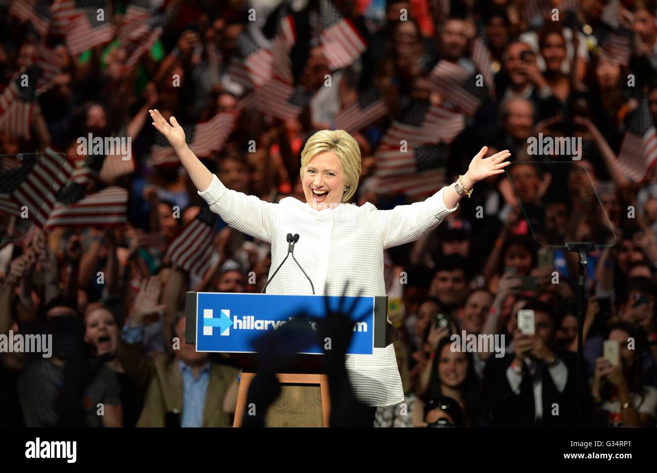 Brooklyn, NY, USA. 7. Juni 2016. Hillary Clinton in Anwesenheit für Hillary Clinton primäre Nacht Rallye, Brooklyn Navy Yard in Brooklyn, New York 7. Juni 2016. © Kristin Callahan/Everett Collection/Alamy Live-Nachrichten Stockfoto