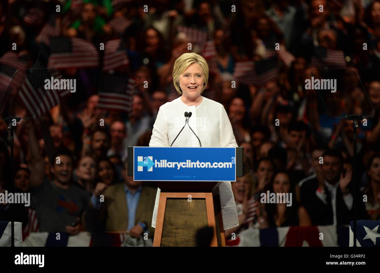 Brooklyn, NY, USA. 7. Juni 2016. Hillary Clinton in Anwesenheit für Hillary Clinton primäre Nacht Rallye, Brooklyn Navy Yard in Brooklyn, New York 7. Juni 2016. © Kristin Callahan/Everett Collection/Alamy Live-Nachrichten Stockfoto