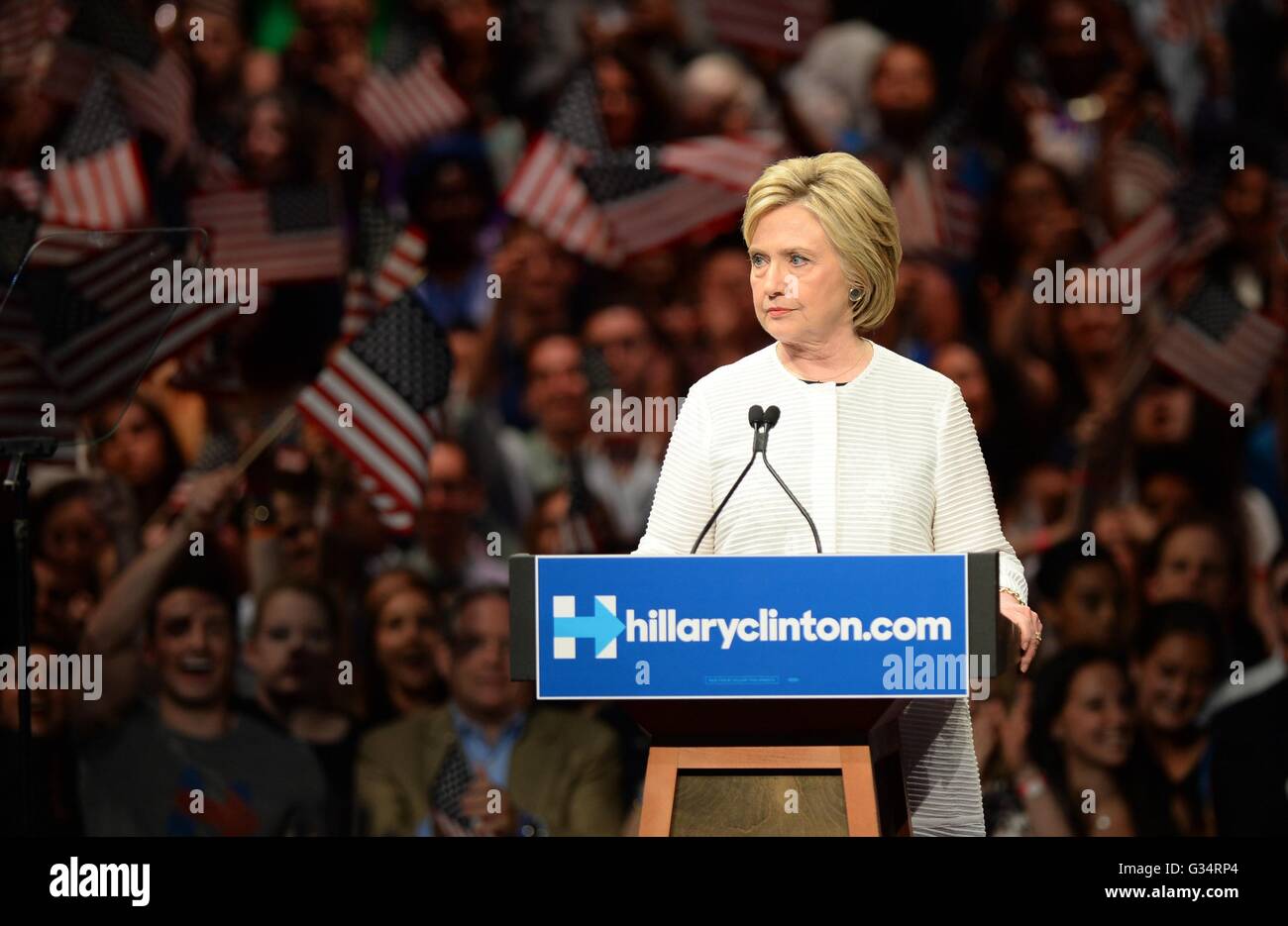 Brooklyn, NY, USA. 7. Juni 2016. Hillary Clinton in Anwesenheit für Hillary Clinton primäre Nacht Rallye, Brooklyn Navy Yard in Brooklyn, New York 7. Juni 2016. © Kristin Callahan/Everett Collection/Alamy Live-Nachrichten Stockfoto