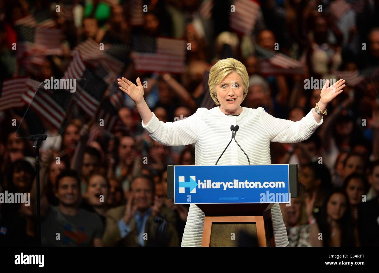 Brooklyn, NY, USA. 7. Juni 2016. Hillary Clinton in Anwesenheit für Hillary Clinton primäre Nacht Rallye, Brooklyn Navy Yard in Brooklyn, New York 7. Juni 2016. © Kristin Callahan/Everett Collection/Alamy Live-Nachrichten Stockfoto