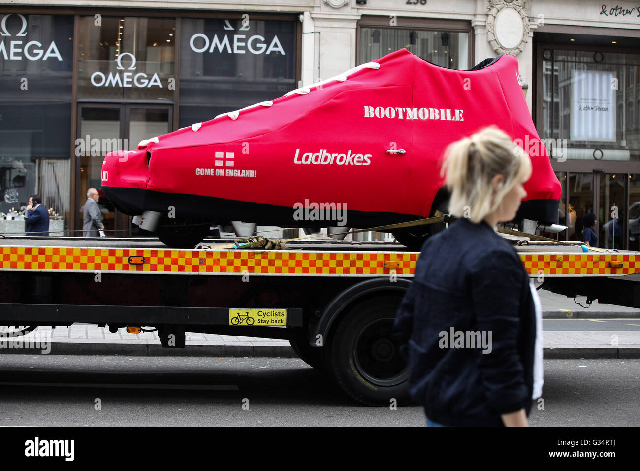 Oxford Street, London, 8. Juni 2016 - Ladbrokes Bootmobile in Form eines Fußball-Schuhs Unterstützung der englischen Fußball-Nationalmannschaft für die Euro 2016 wird transportiert. Bildnachweis: Dinendra Haria/Alamy Live-Nachrichten Stockfoto