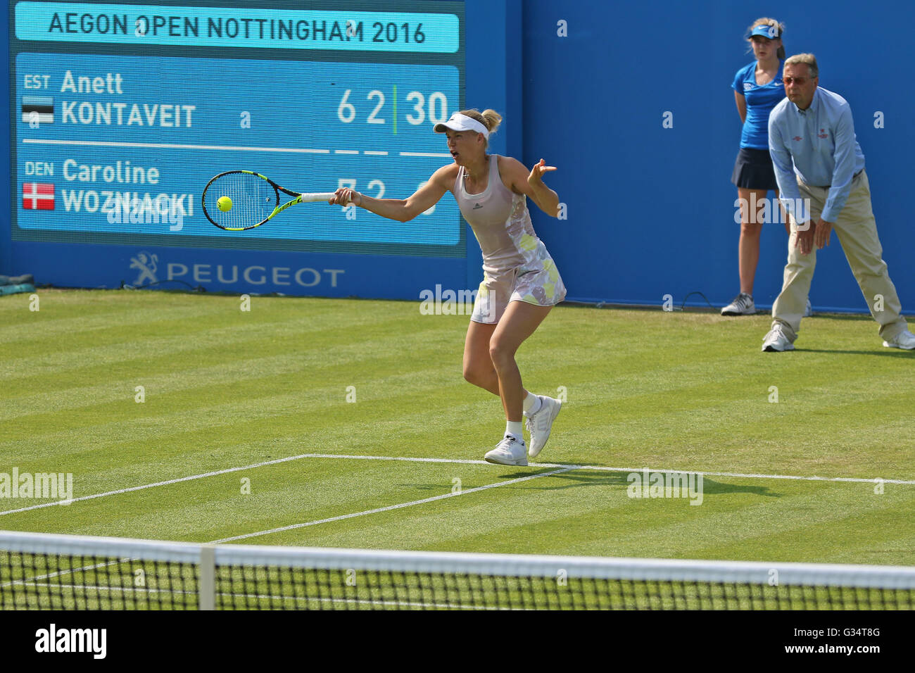 Tenniszentrum Nottingham, Nottingham, UK. 8. Juni 2016. Aegon WTA Nottingham Tag der offenen Tür 5. Vorhand von Caroline Wozniacki aus Dänemark, wie sie in 3 Sätzen, Anett Kontaveit Estland Kredit verliert: Action Plus Sport/Alamy Live News Stockfoto