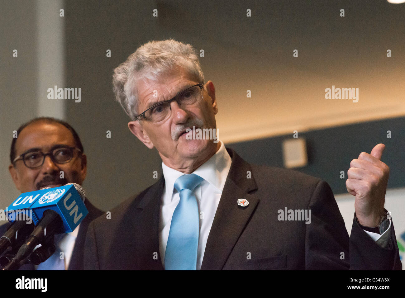 New York, unbekannt. 8. Juni 2016. Mogens Lykketoft spricht vor der Presse. Nach der Eröffnung des Gipfels auf hohem Niveau Generalversammlung der Vereinten Nationen zur Beendigung der HIV/AIDS-Epidemie (8. bis 10. Juni), UNAIDS Executive Director Michel Sidibé und Präsident der General-Versammlung Mogens Lykketoft sprach mit der Presse außerhalb General Assembly Hall im UN-Hauptquartier in New York City. © Albin Lohr-Jones/Pacific Press/Alamy Live-Nachrichten Stockfoto