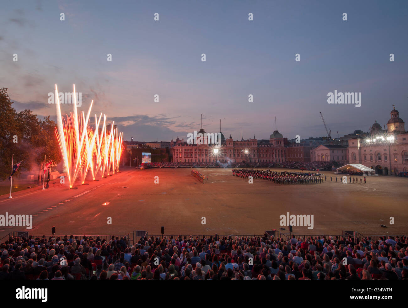 Horse Guards Parade, London, UK. 8. Juni 2016. Beating Retreat Parade und Konzert, ein Abend Feuerwerk der Pomp, Zeremonie, Horsemanship, Bohrer und Feuerwerk Feiern ihrer Majestät 64 Jahre als Kopf des Commonwealth. Es erinnert an den hundertsten Jahrestag der Schlacht an der Somme und die Hundertjahrfeier der Marine Schlacht von Jütland. Bildnachweis: Malcolm Park/Alamy Live-Nachrichten Stockfoto