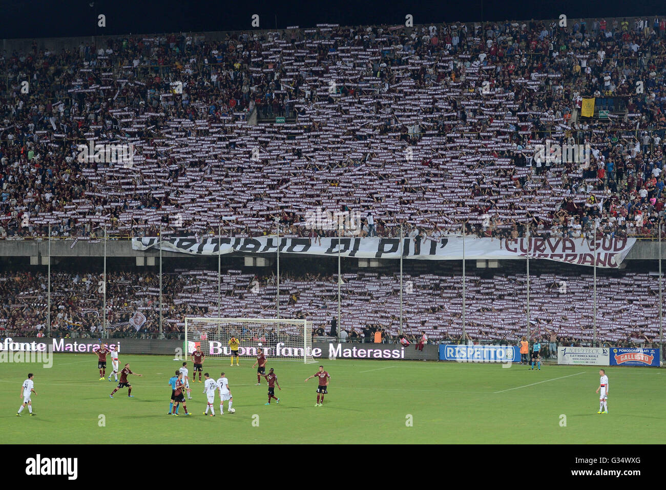 Salerno Italien 8 Juni 2016 Salernitana Fans In Der Kurve Sudlich Von Arechi Stadion Setzen Sie Ein Banner Und Dutzende Von Flugblattern Die Lautet Mehr Verdienen Die Prasident Claudio Lotito Anzufechten Salernitana