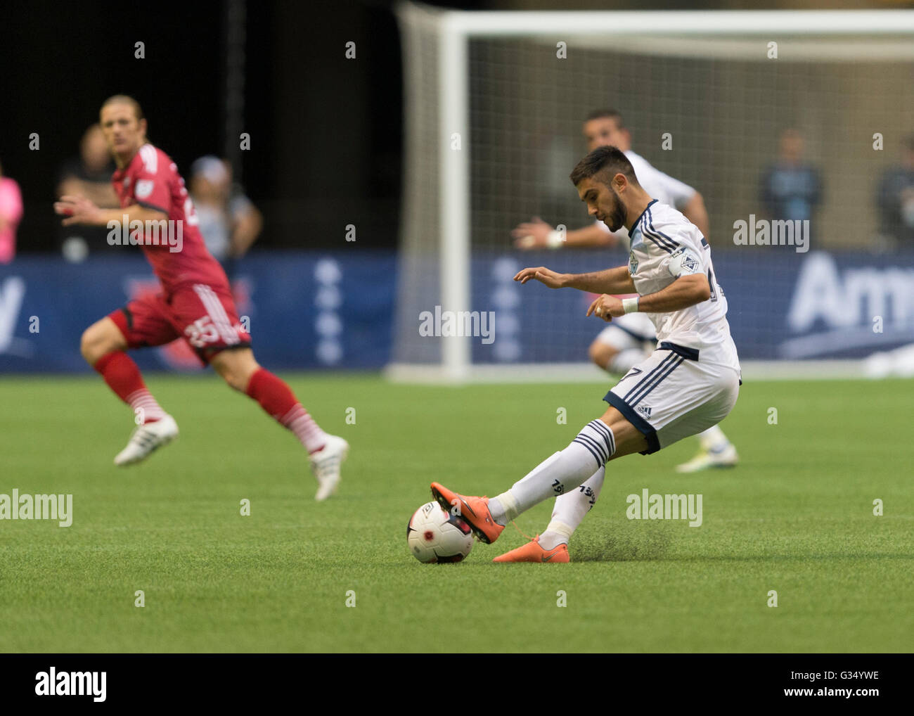 Vancouver, Kanada. 8. Juni 2016. Vancouver Whitecaps Mittelfeldspieler Pedro Morales (77) mit dem Ball. 2016 Amway kanadische Meisterschaft Voyageurs Cup Semi Final - Vancouver Whitecaps Vs Ottawa Fury, BC Place Stadium. Vancouver gewinnt 3-0.  Bildnachweis: Gerry Rousseau/Alamy Live-Nachrichten Stockfoto