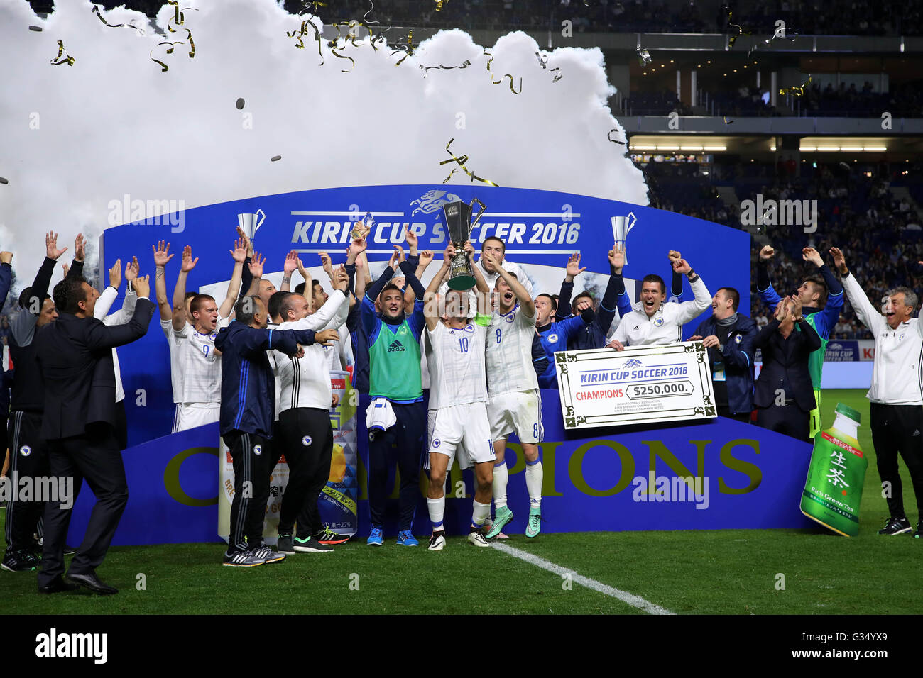 Osaka, Japan. 7. Juni 2016. Bosnien und Herzegowina-Team Gruppe (BIH) Fußball: Haris Medunjanin von Bosnien und Herzegowina hält die Trophäe wie er mit Teamkollegen nach dem Gewinn der Kirin Cup Fußball 2016 Endspiel zwischen Japan 1-2 Bosnien und Herzegowina in Suita City Football-Stadion in Osaka, Japan feiert. © Kenzaburo Matsuoka/AFLO/Alamy Live-Nachrichten Stockfoto