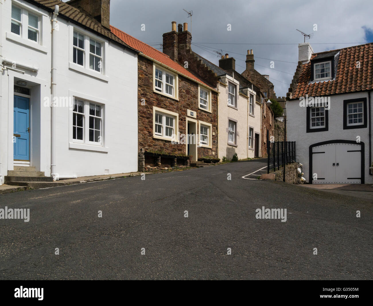 Shoregate im historischen Fischerdorf Crail Fife Schottland ehemalige Royal Burgh in East Neuk Gemeinschaft einer schottischen Küstenstadt mit urigen Hütten Stockfoto