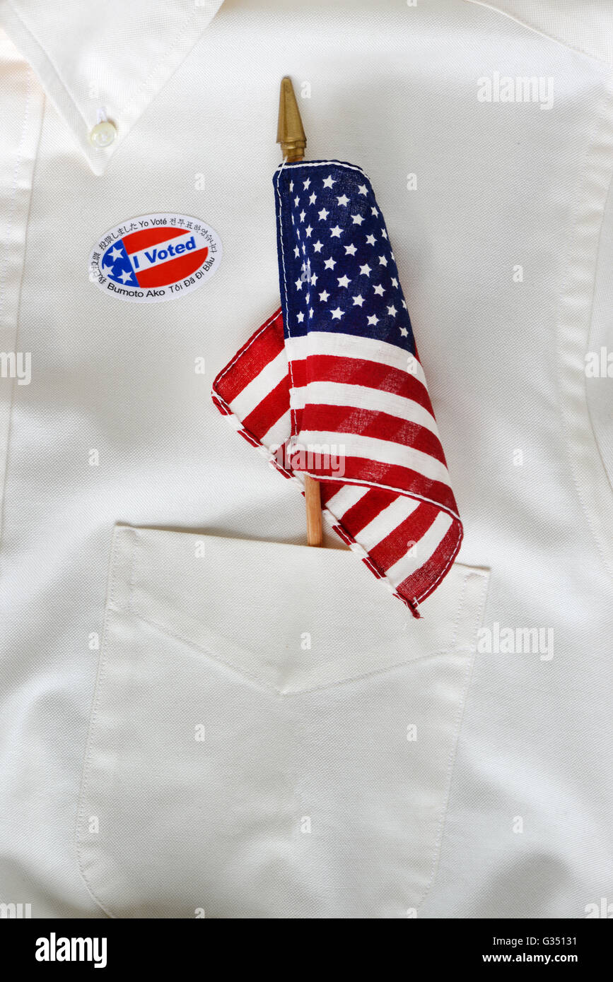 Amerikanische Flagge in Mannes Hemdtasche Stockfoto