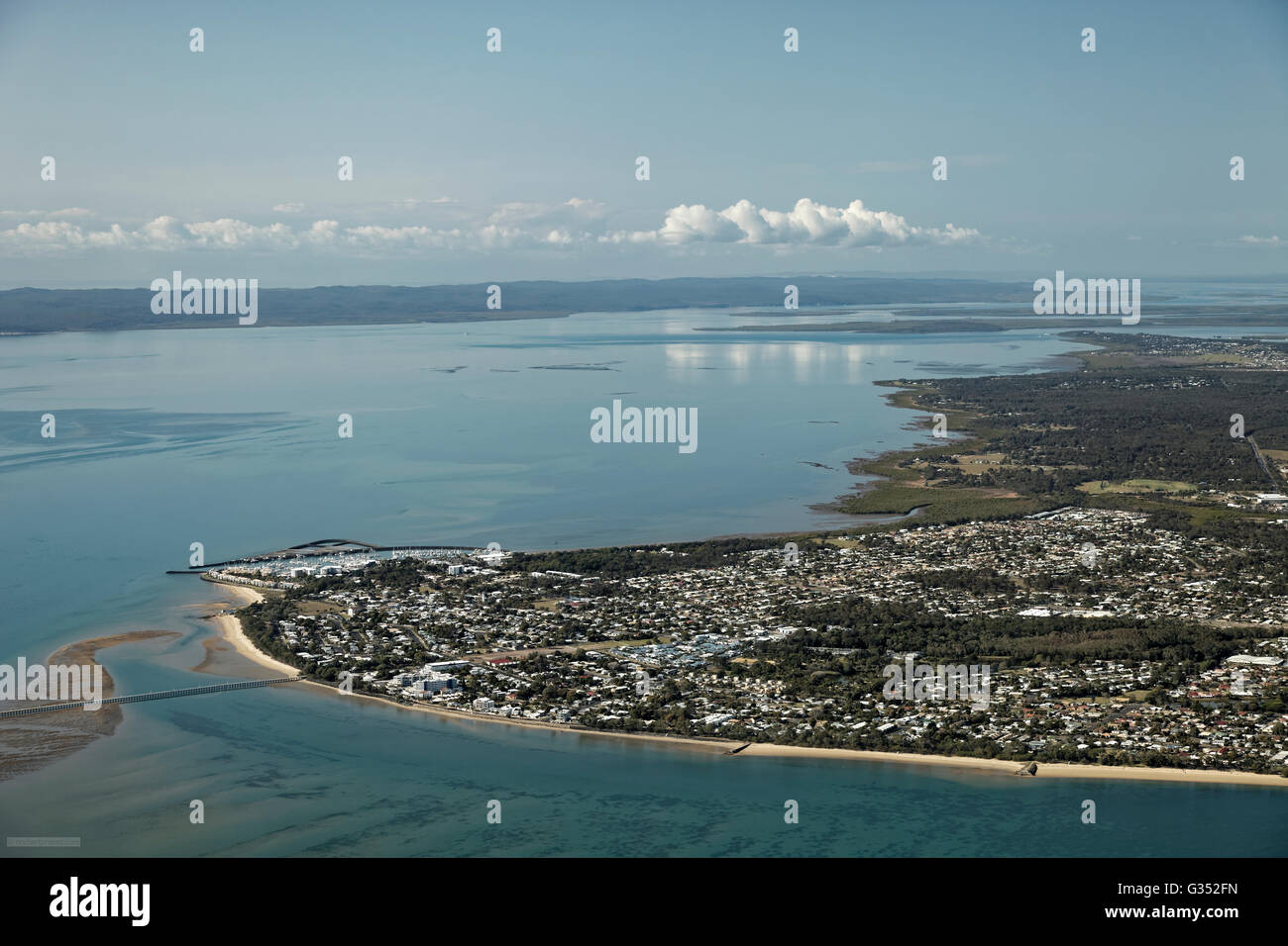 Luftaufnahme, Stadt von Hervey Bay, Urangan Pier, Fraser Island hinter, Hervey Bay, Queensland, Australien Stockfoto