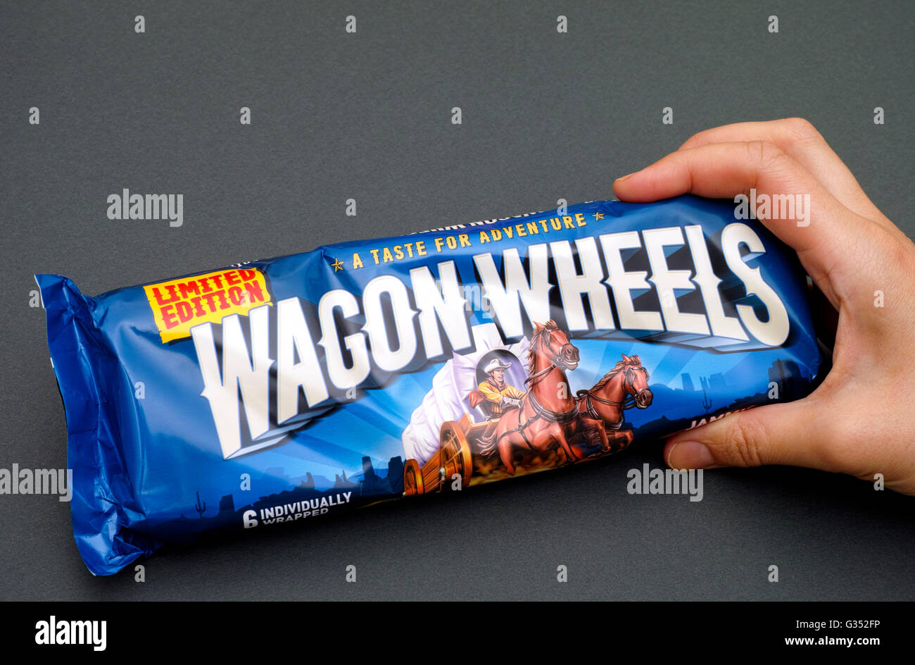 Tambow, Russische Föderation - 31. Mai, 2016 Jammie Wagon Wheels Limited Edition pack in der Hand der Frau. Studio gedreht. Stockfoto