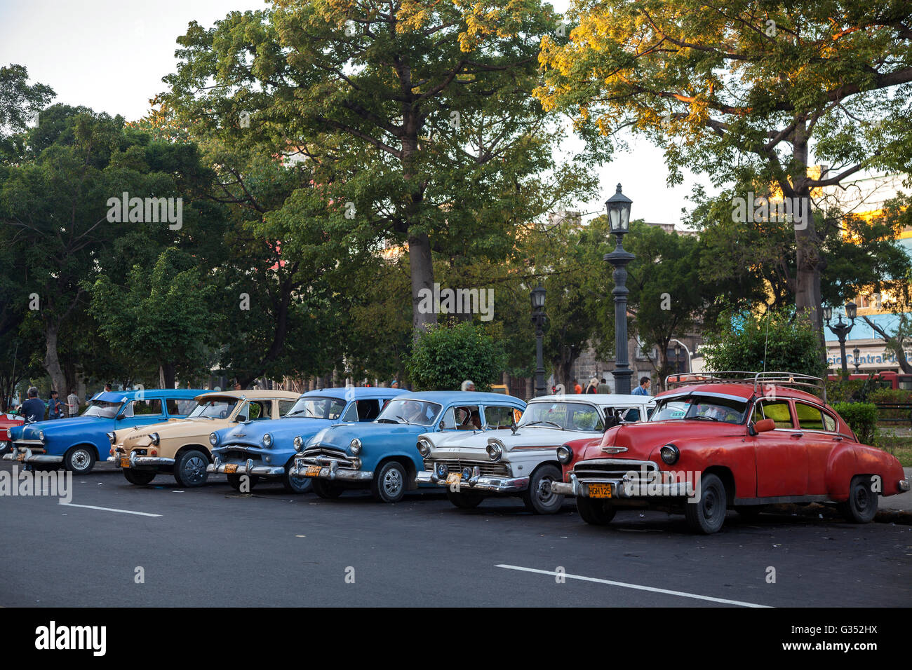 Oldtimer im Parque De La Fraternidad Americana, Havanna, Kuba Stockfoto