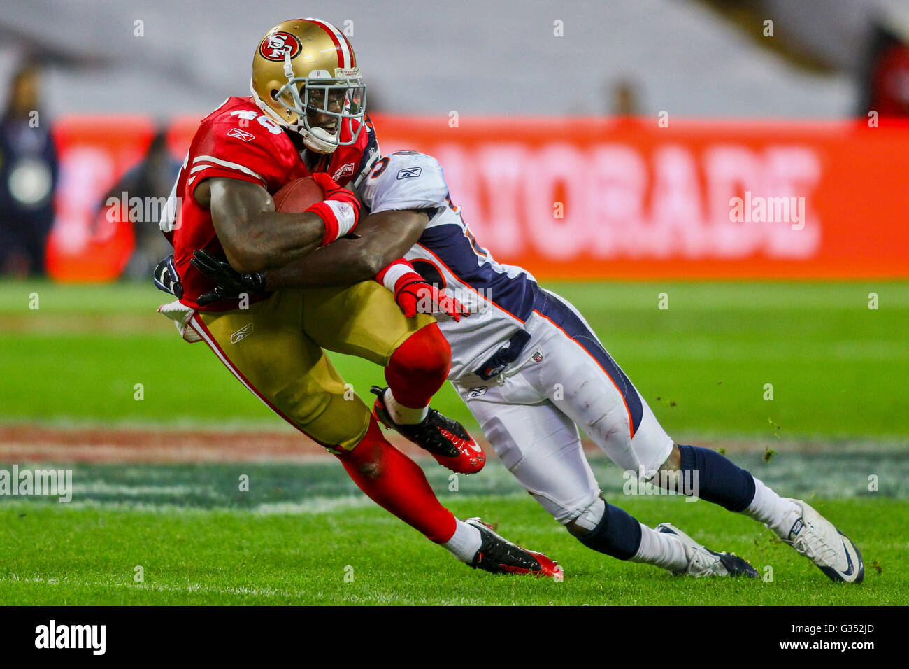 TE Delanie Walker, #46 49ers, während die NFL International Spiel zwischen den San Francisco 49ers und den Denver in Angriff genommen wird Stockfoto