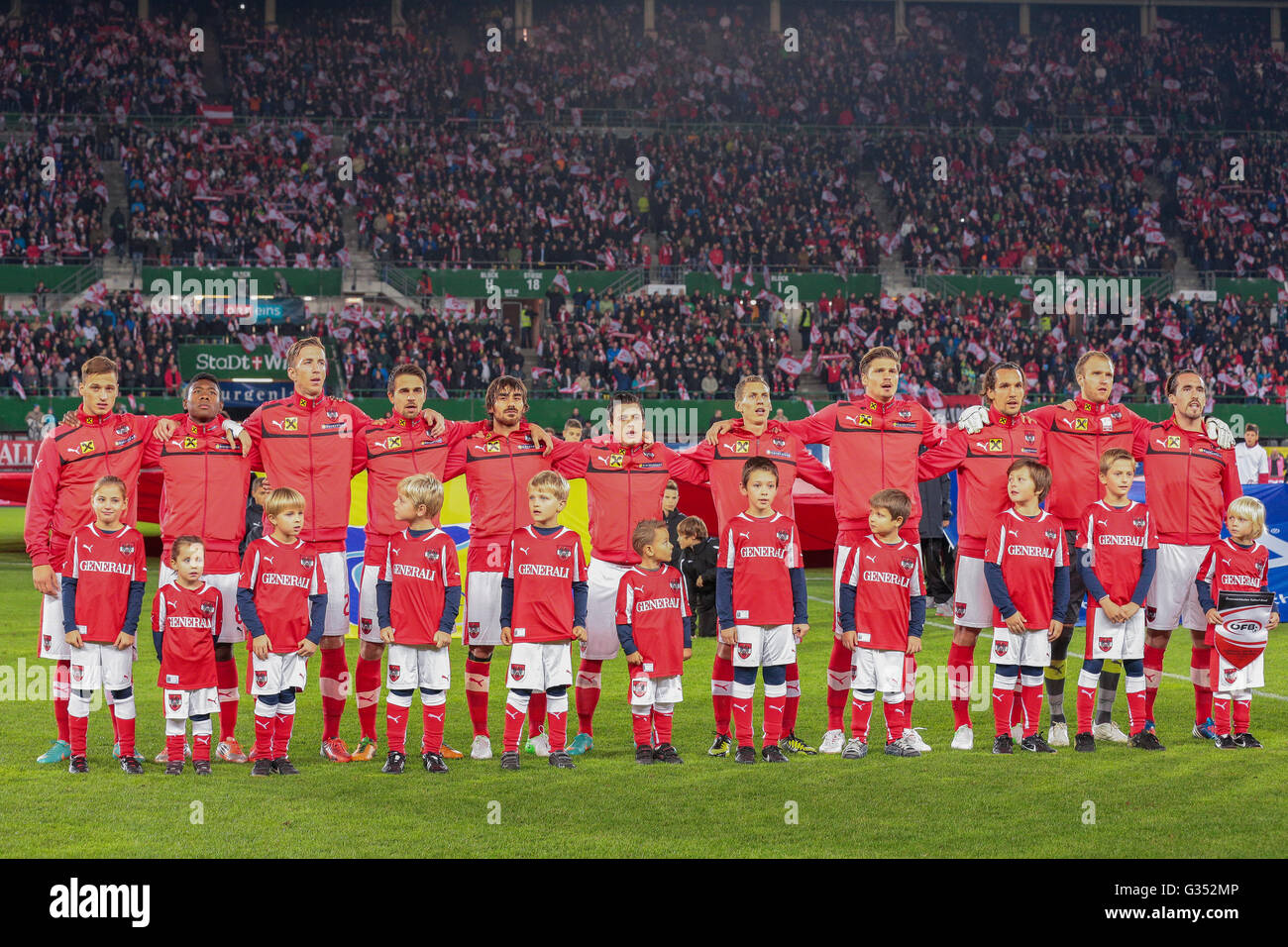 Das österreichische Team stellt sich vor dem WC Qualifier Fußballspiel am 16. Oktober 2012 in Wien, Österreich, Europa Stockfoto