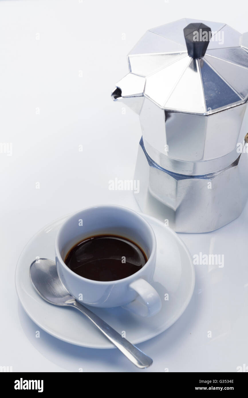 Italienische Espressomaschine mit Espresso-Tasse, Untertasse und Kaffeelöffel Stockfoto