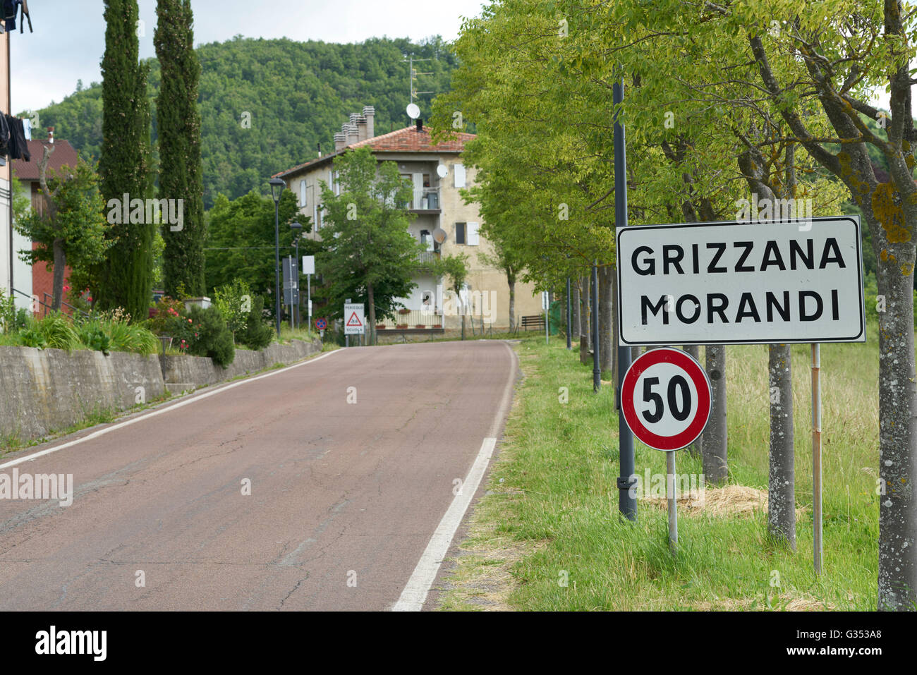 Das Dorf von Grizzana Morandi, in der nördlichen italienischen Landschaft. Stockfoto