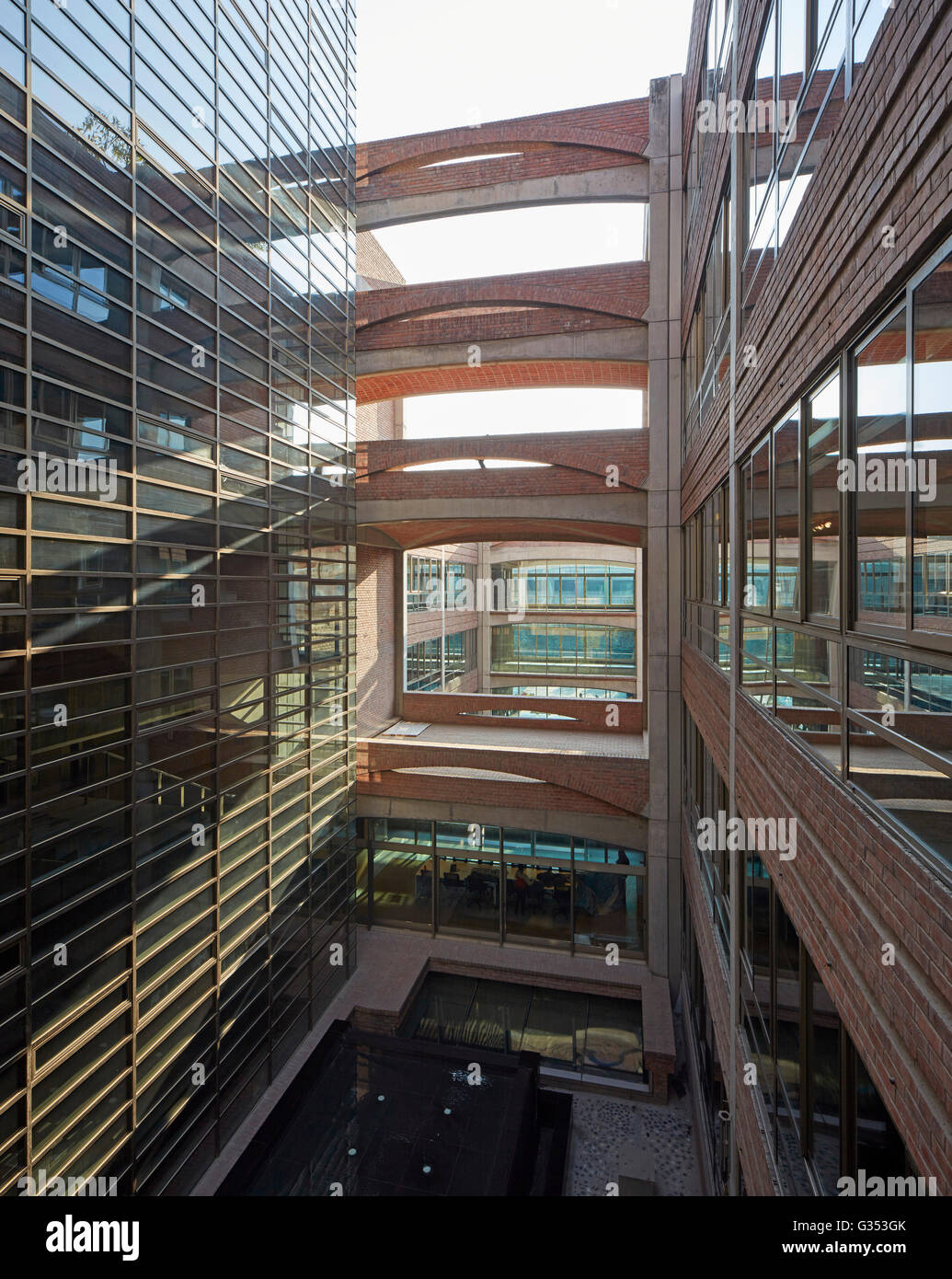 Hof Lücke zwischen den Blöcken. TrIburg HQ, Gurgaon, Indien. Architekt: SPA Design, 2015. Stockfoto