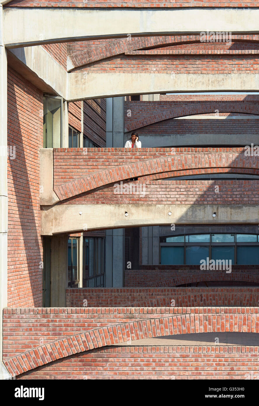 Engen Ansicht zeigt Gehwege. TrIburg HQ, Gurgaon, Indien. Architekt: SPA Design, 2015. Stockfoto
