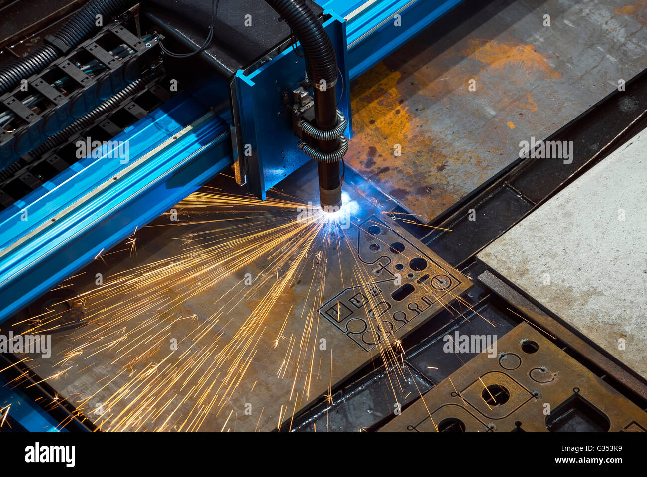 Maschine zum ständigen Metall-Laserschneiden Stockfoto