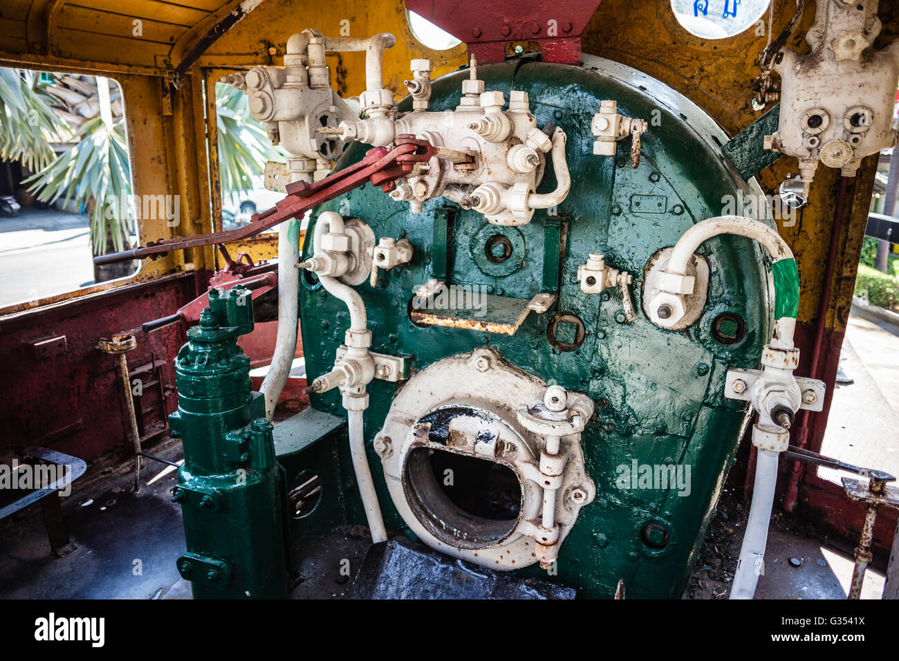 Steam engine locomotive cockpit -Fotos und -Bildmaterial in hoher ...