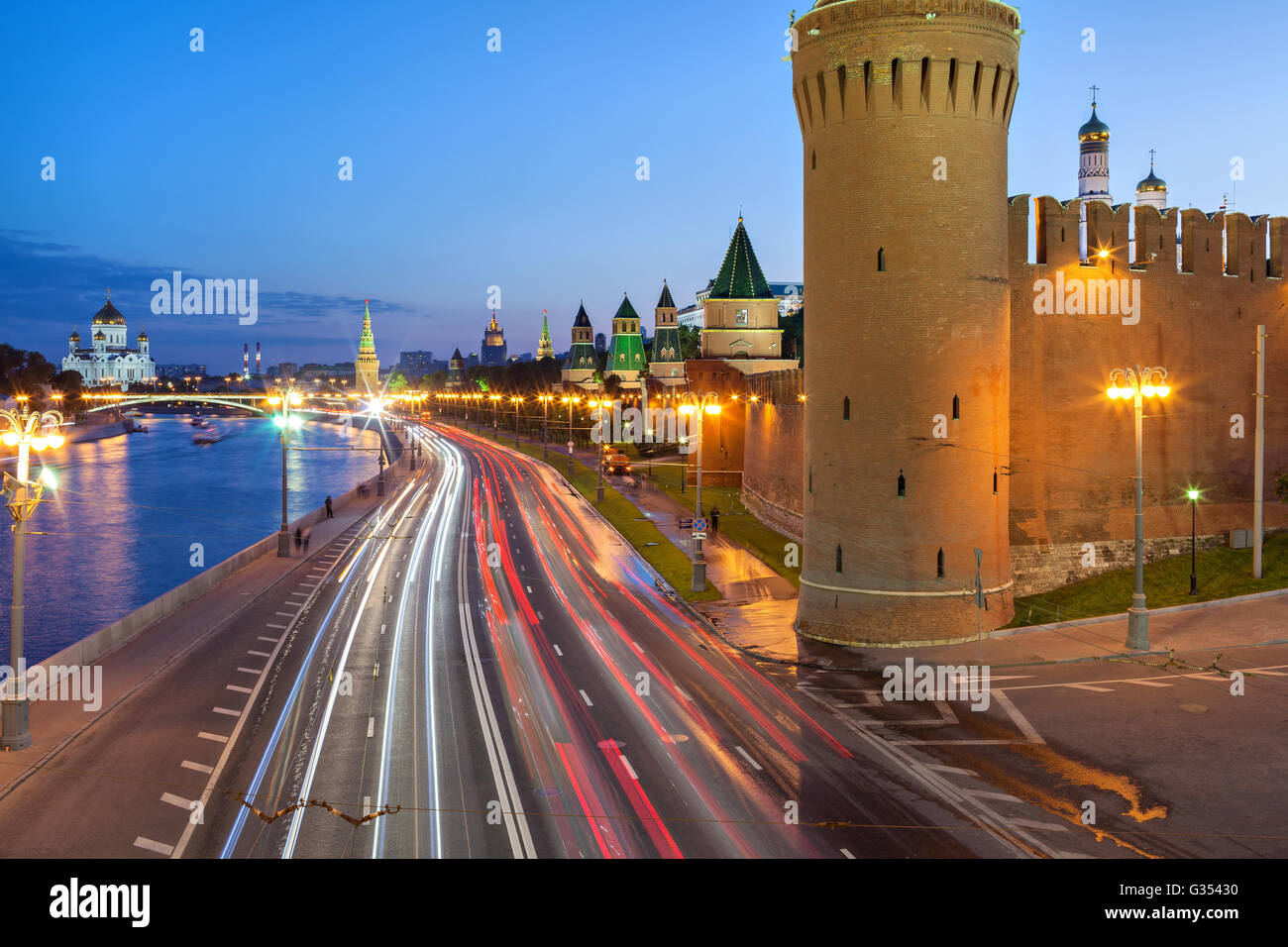 Kremlevskaya Naberezhnaya und Kreml Mauer am Abend, Moskau, Russland Stockfoto