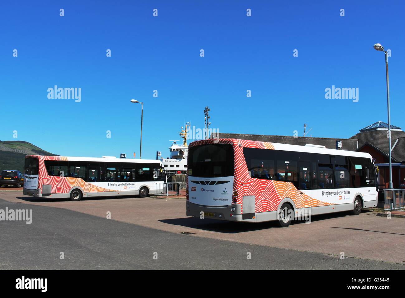 Zwei moderne Eindecker Busse am Busbahnhof nach Brodick Fähre Terminal, Brodick, Isle of Arran, Scotland am 1. Juni 2016. Stockfoto