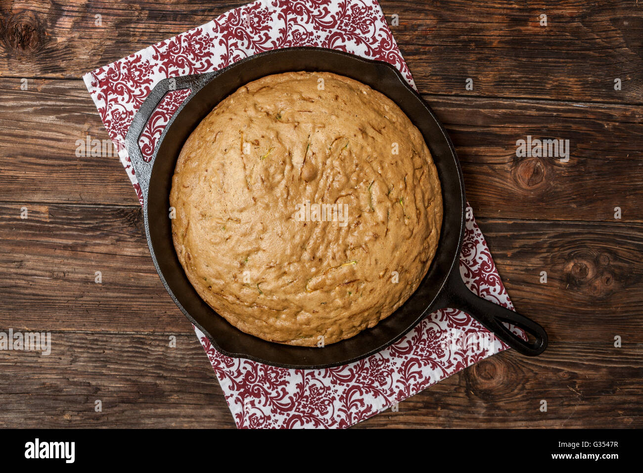 Eine obenliegende Aufnahme von Zucchini Brot, das in einer gusseisernen Pfanne gekocht wurde. Stockfoto