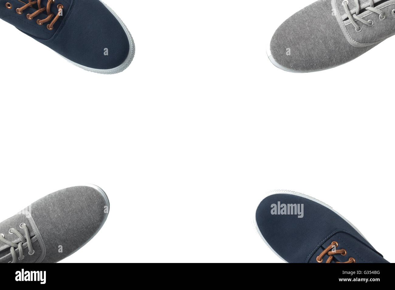 Vier graue und blaue Turnschuhe isoliert mit Textfreiraum Stockfoto