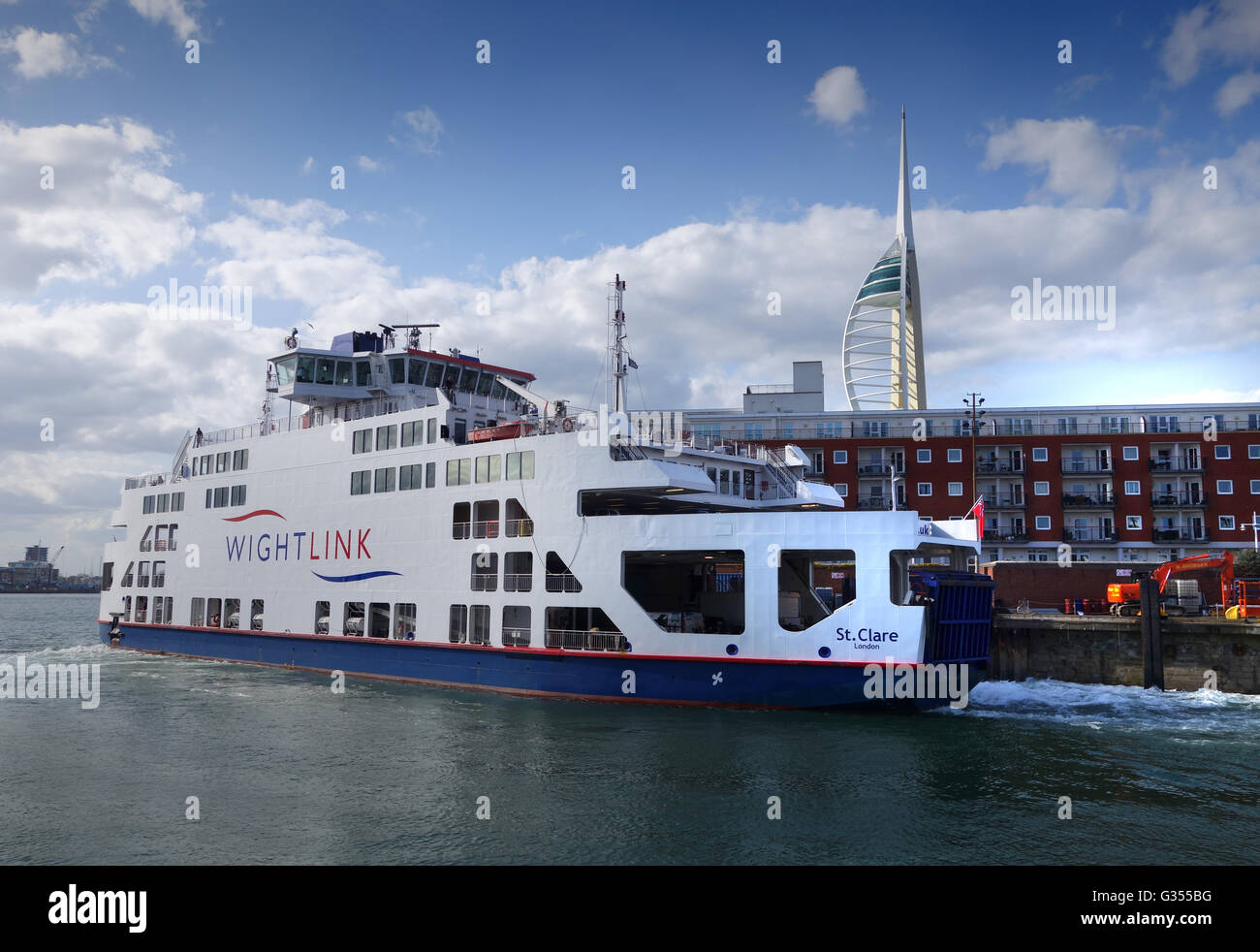 Wightlink Fähre verlässt Portsmouth Dock-Anschluss für die Isle Of Wight Stockfoto