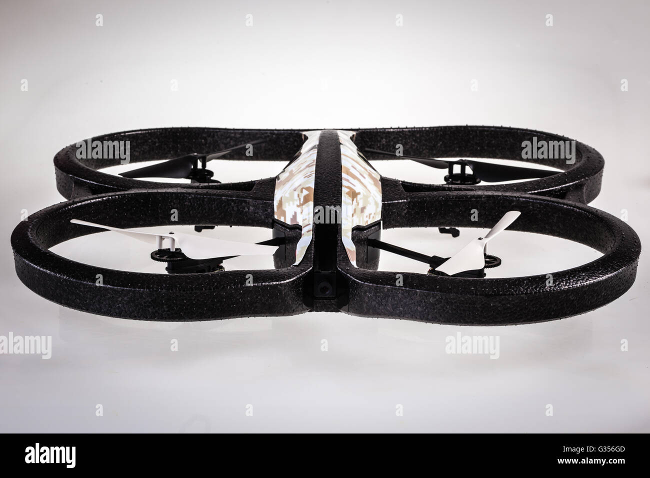 eine kleine Spion Quad Copter Drohne mit einer Camouflage-Rumpf Stockfoto