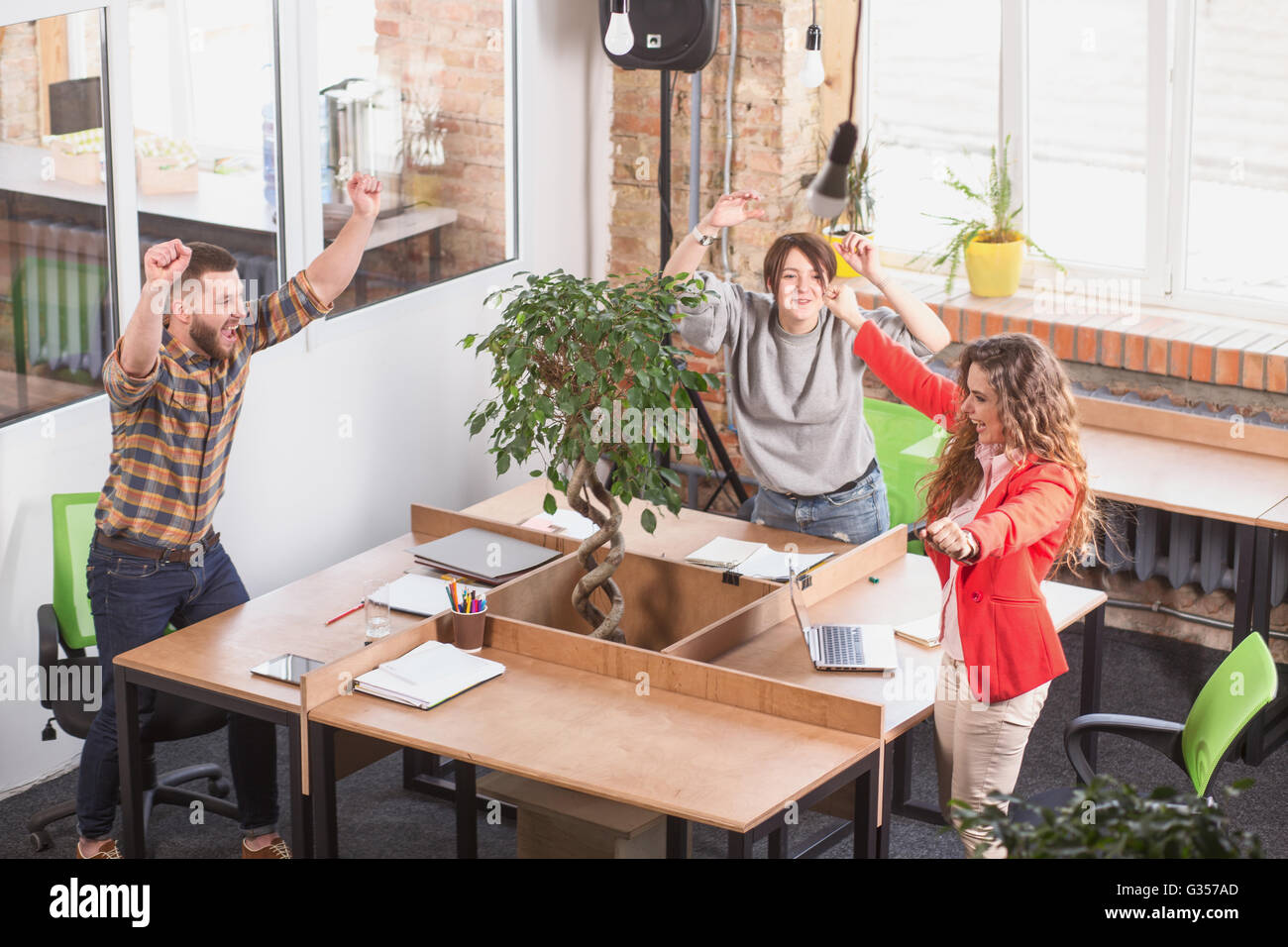 Geschäftsleute, die mit Teamwork im Büro Stockfoto